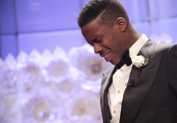 Cô dâu khoe giấy chứng nhận còn trinh trong tiệc cưới