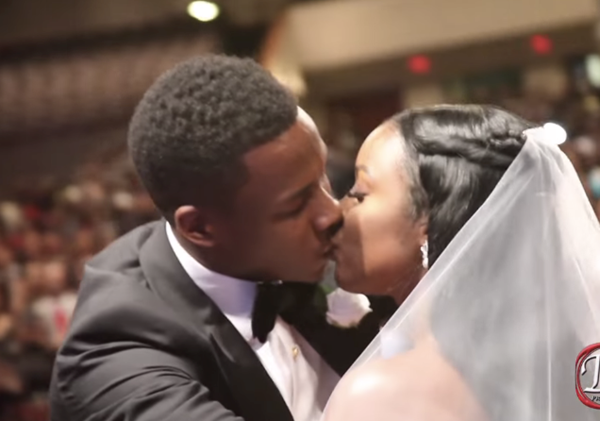 Cô dâu khoe giấy chứng nhận còn trinh trong tiệc cưới