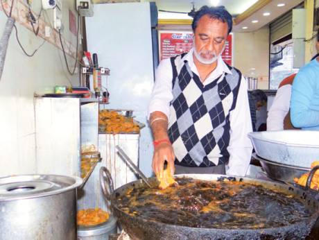 Đầu bếp Ấn Độ nhúng tay vào dầu sôi vẫn... vô tư