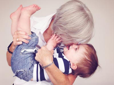 Cháu “tự kỉ” vì bà nghiện phim