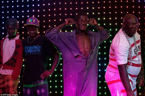 Nam vương có "nụ cười dọa ma" lên ngôi ở Zimbabwe