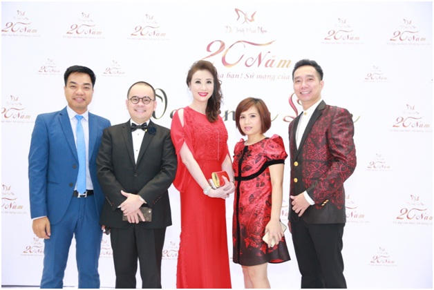 Vợ chồng Minh Tiệp đưa con xem show “Women In Love”