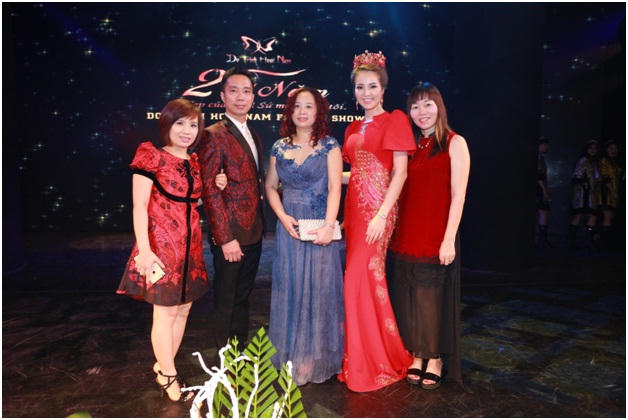 Vợ chồng Minh Tiệp đưa con xem show “Women In Love”