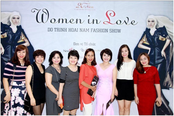 Vợ chồng Minh Tiệp đưa con xem show “Women In Love”