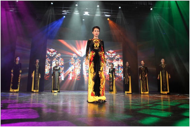 Vợ chồng Minh Tiệp đưa con xem show “Women In Love”