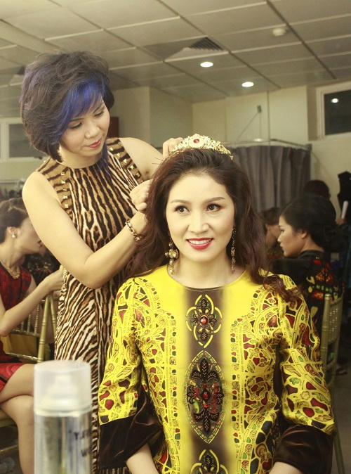 Nhà tạo mẫu tóc Thu Hoài: 25 năm "cơn say tình" tuyệt đẹp