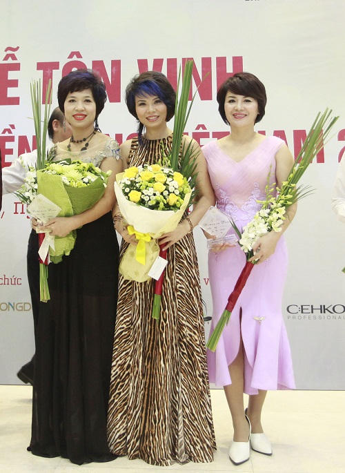 Nhà tạo mẫu tóc Thu Hoài: 25 năm "cơn say tình" tuyệt đẹp