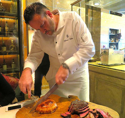 Bò ở nhà nghỉ tiêu chuẩn 5 sao bán giá 3.000 USD/ miếng thịt