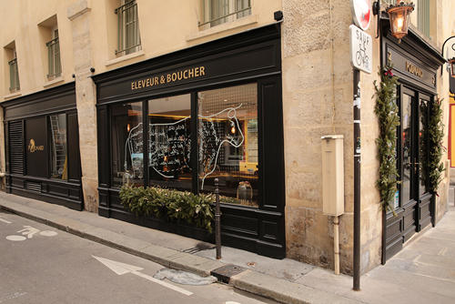 Bò ở nhà nghỉ tiêu chuẩn 5 sao bán giá 3.000 USD/ miếng thịt