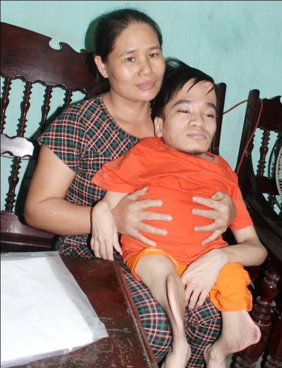Con tàn tật cắt tay lấy máu viết huyết thư cầu cứu giúp mẹ
