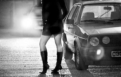 Chồng đi với gái gọi trong khi du lịch cùng vợ con