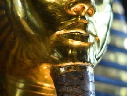 Bộ râu trên mặt nạ vàng Tutankhamun được đính bằng... keo dính