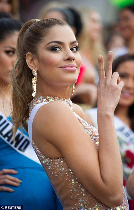 Đối thủ “nặng kí” nhất của Phạm Hương có thân thế đặc biệt