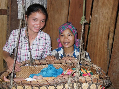 "Cuộc chiến" giữa “cô đỡ thôn bản” với thầy cúng, mụ vườn