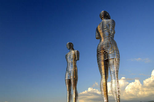 Chuyện tình nồng cháy đằng sau bức tượng biết đi ở Gruzia