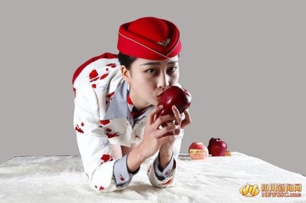 “Sốt” dịch vụ bán nụ hôn của nữ tiếp viên hàng không xinh đẹp