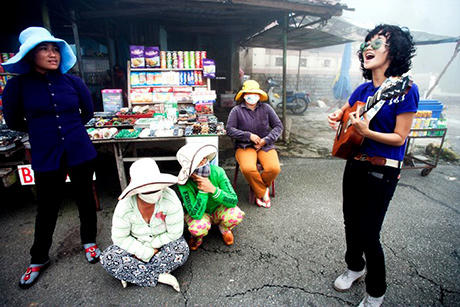 “Cô gái lạ” trong làng nhạc Việt