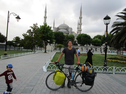 Nhặt vỏ bao thuốc lá kiếm tiền du lịch quanh thế giới