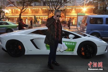 Giao bánh bao cho khách hàng bằng... siêu xe Lamborghini