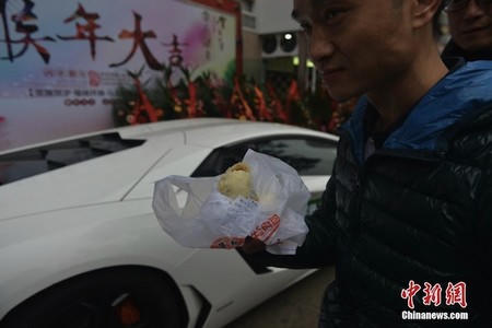 Giao bánh bao cho khách hàng bằng... siêu xe Lamborghini