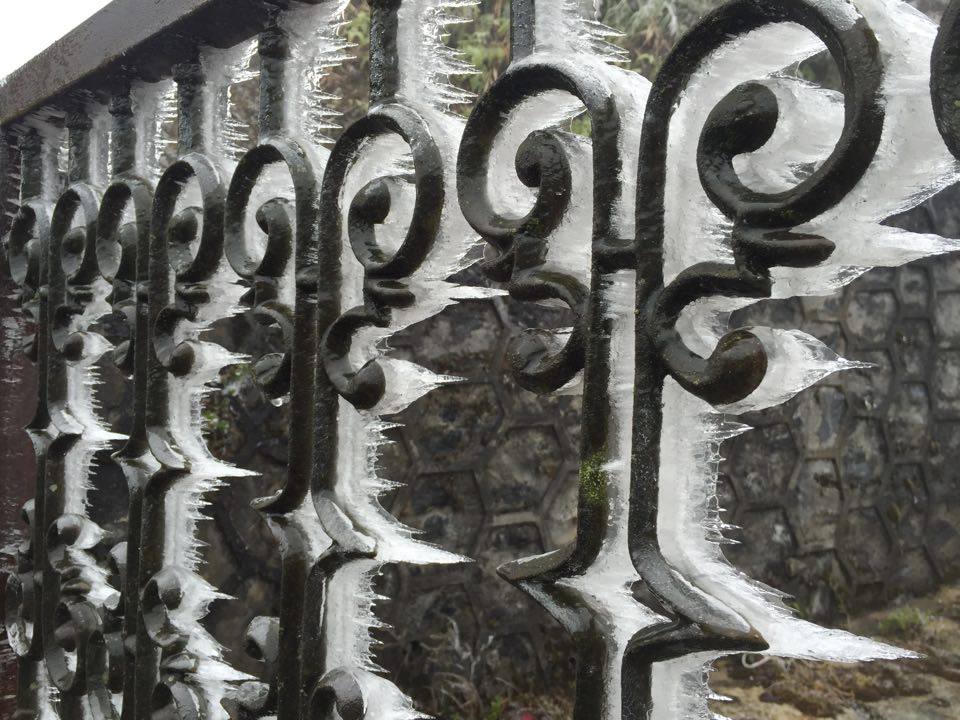 Băng giá nguy hiểm, tour Fansipan ngừng hoạt động 