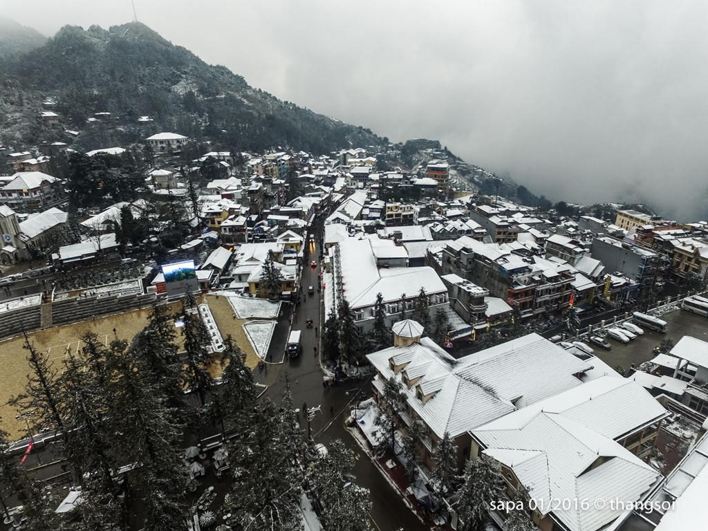 Sa Pa chìm trong tuyết nhìn từ camera bay