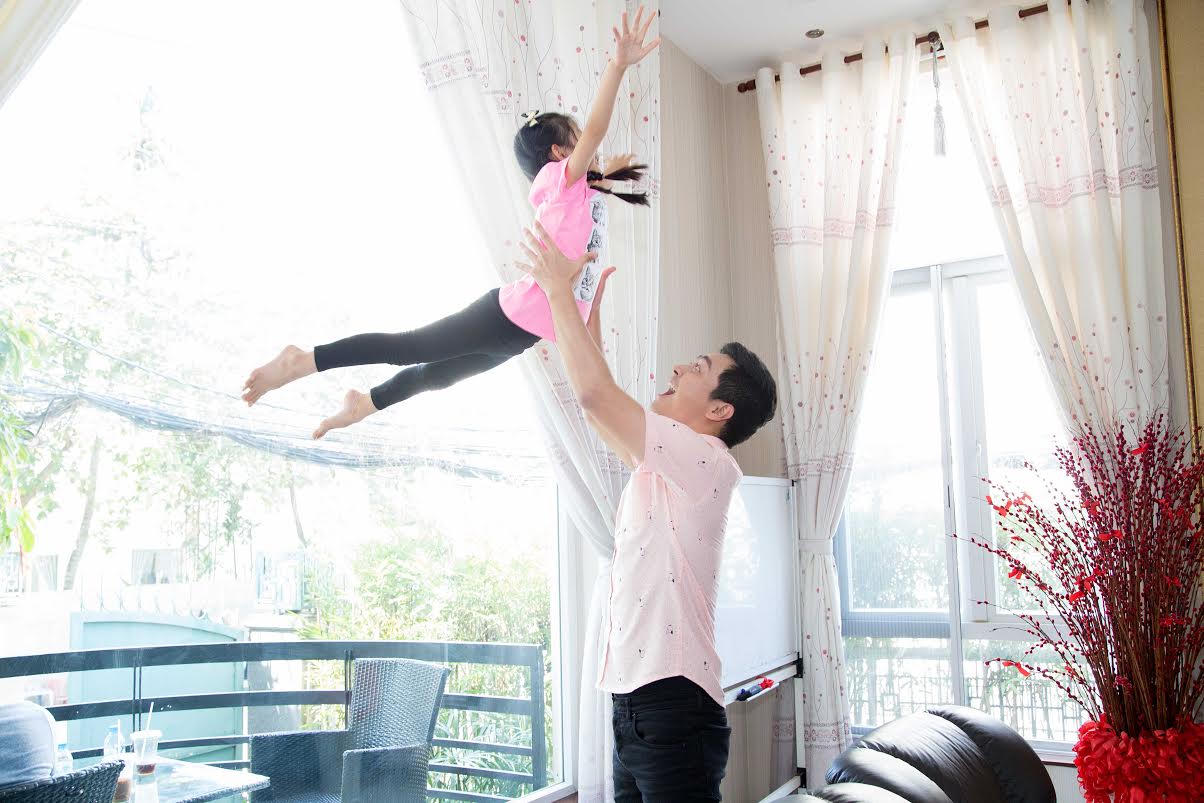 Con gái Hoa hậu Ngọc Diễm trổ tài nấu ăn cùng MC Phan Anh