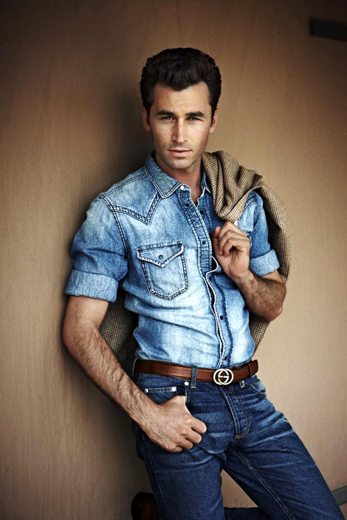 Mỹ nam 12 năm đóng hơn 2000 phim khiêu dâm