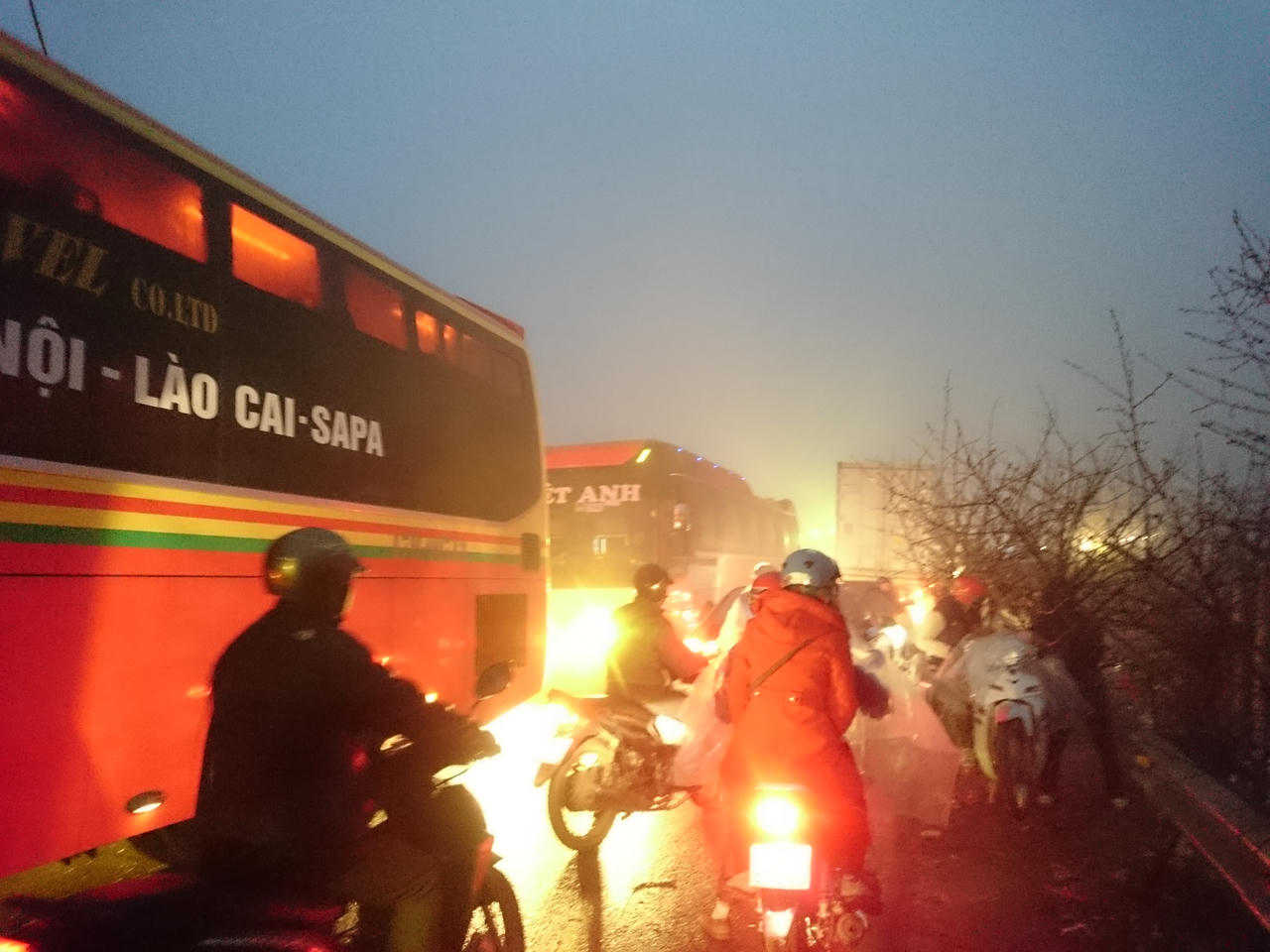 Người Hà Nội xuyên mây mù săn đào đá Sa Pa