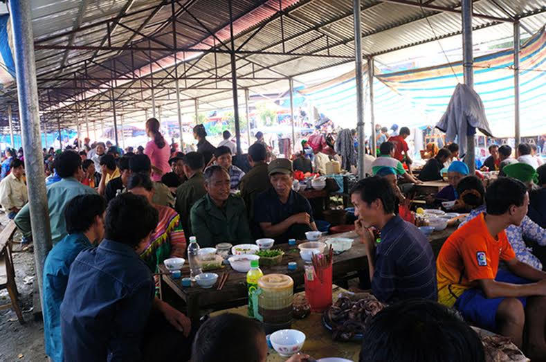 Ngất ngây say rượu ngô ở chợ phiên Bắc Hà