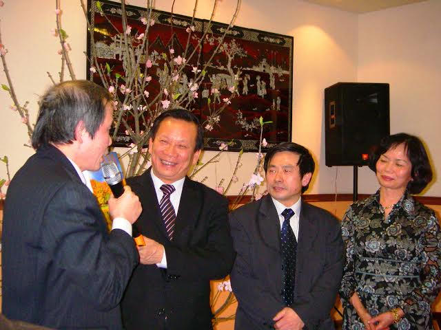 Bị cảnh sát kéo tới nhà vì... phóng hỏa cúng Tết