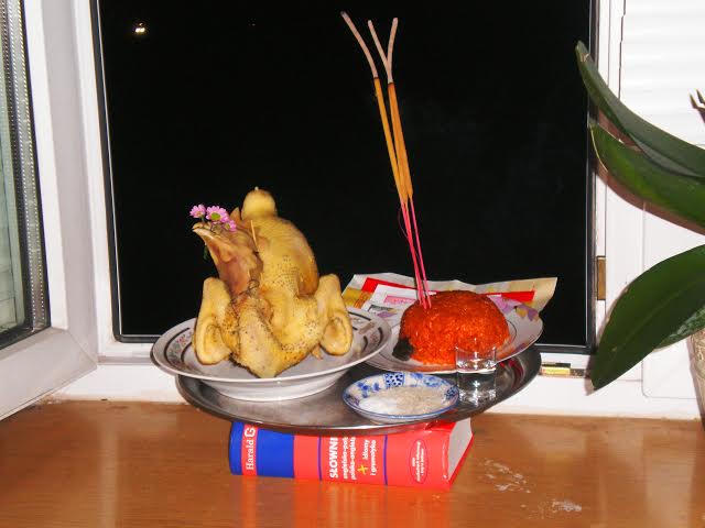 Bị cảnh sát kéo tới nhà vì... phóng hỏa cúng Tết