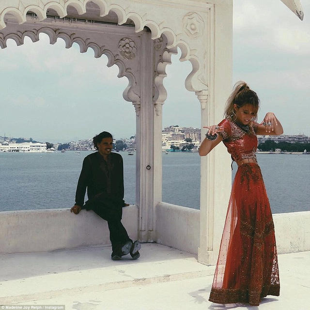 Cặp đôi vòng quanh thế giới chia sẻ kinh nghiệm du lịch giá rẻ