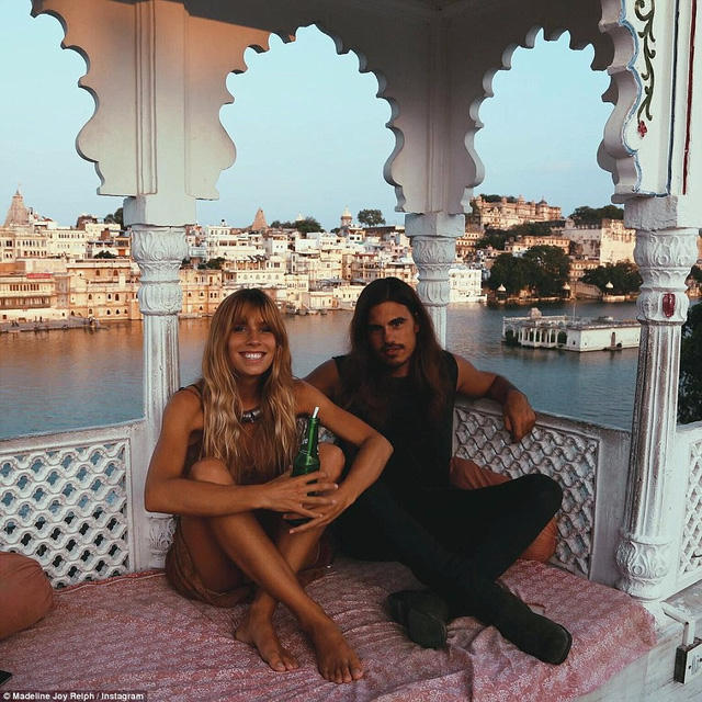 Cặp đôi vòng quanh thế giới chia sẻ kinh nghiệm du lịch giá rẻ