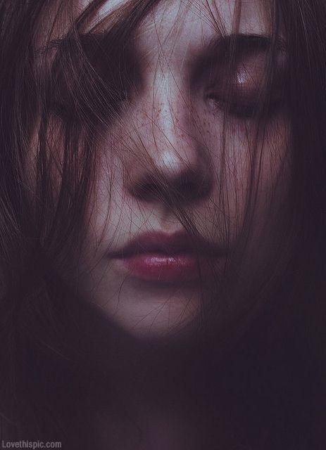 Đã yêu nhau, sao vẫn đi bên lề?