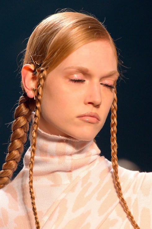 Tóc tết đang thống trị các sàn diễn thời trang