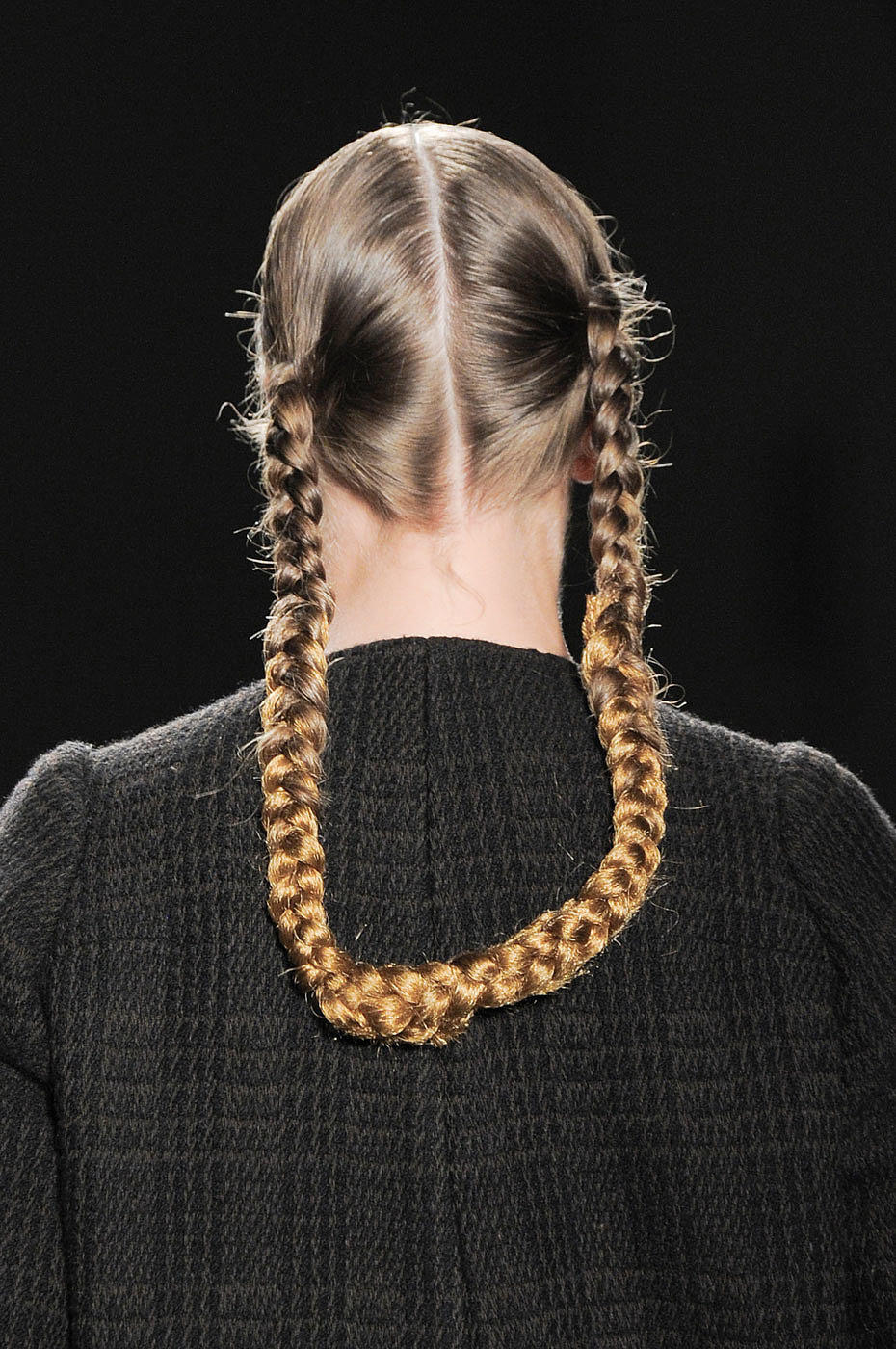 Tóc tết đang thống trị các sàn diễn thời trang