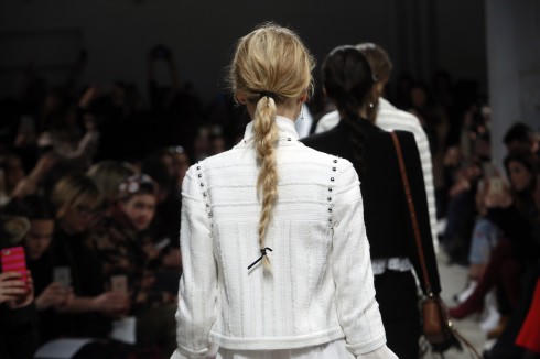 Tóc tết đang thống trị các sàn diễn thời trang