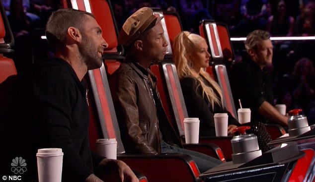 Christina Aguilera 'khóa' môi đồng tính để 'dụ' thí sinh The Voice
