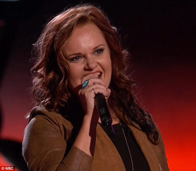 Christina Aguilera 'khóa' môi đồng tính để 'dụ' thí sinh The Voice