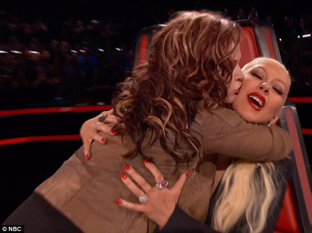 Christina Aguilera 'khóa' môi đồng tính để 'dụ' thí sinh The Voice