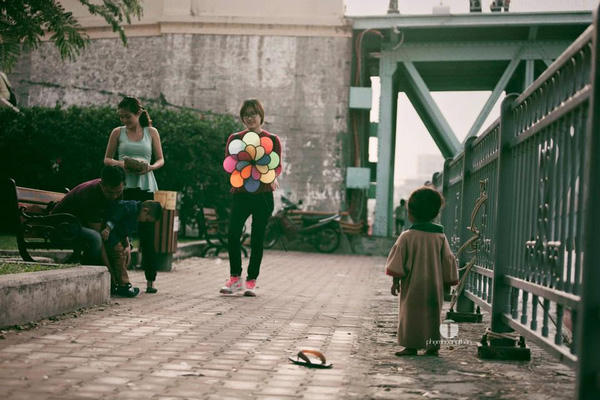 Câu chuyện đáng suy ngẫm quanh bức ảnh rung động về hai đứa trẻ, hai số phận