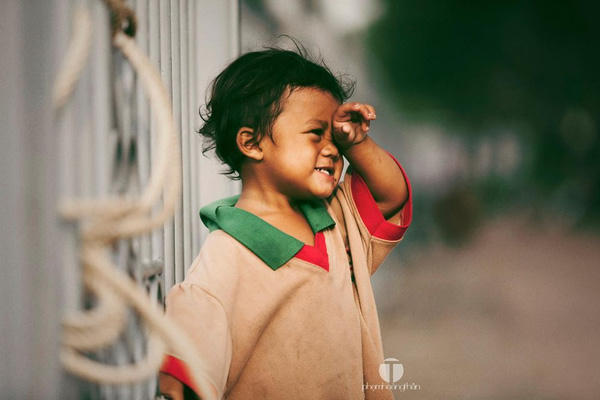 Câu chuyện đáng suy ngẫm quanh bức ảnh rung động về hai đứa trẻ, hai số phận