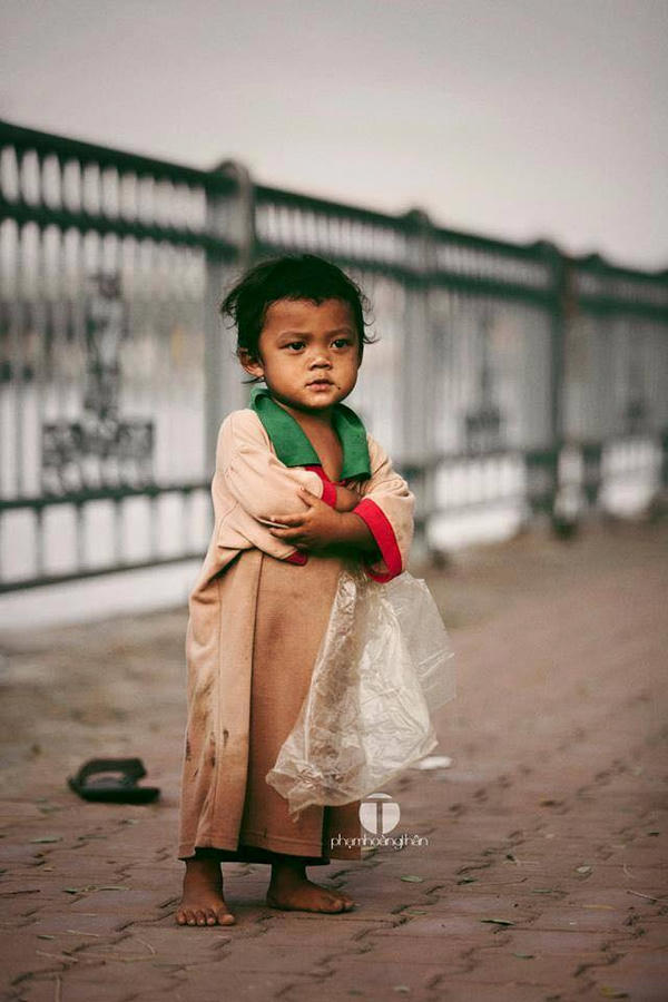 Câu chuyện đáng suy ngẫm quanh bức ảnh rung động về hai đứa trẻ, hai số phận