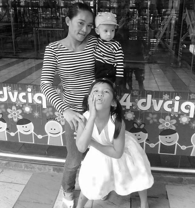 Người mẹ cạo trọc đầu khi con gái bị bắt cóc trở về