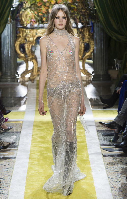 Thiết kế hở ngực tràn ngập sàn diễn Thu đông