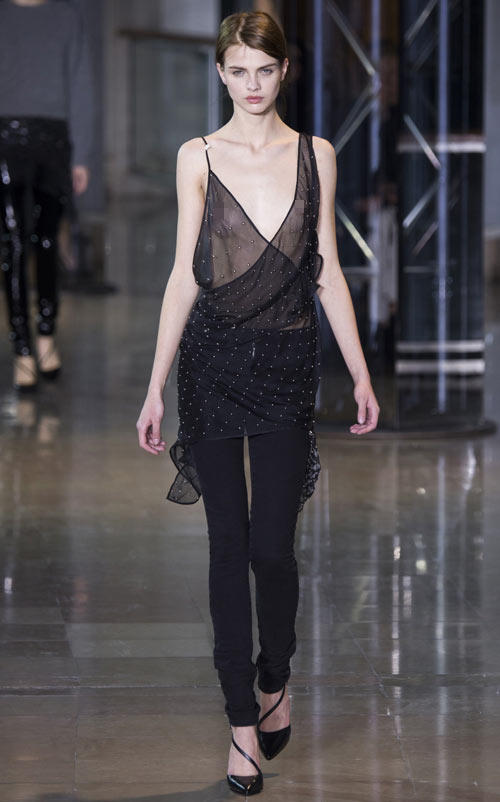 Thiết kế hở ngực tràn ngập sàn diễn Thu đông