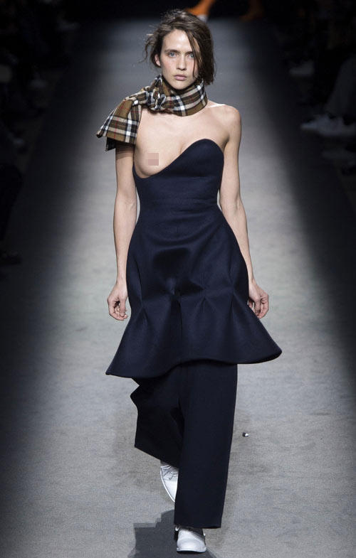 Thiết kế hở ngực tràn ngập sàn diễn Thu đông