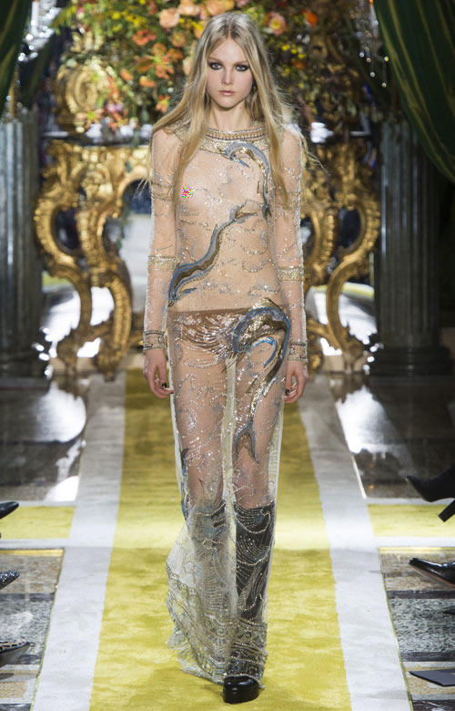 Thiết kế hở ngực tràn ngập sàn diễn Thu đông