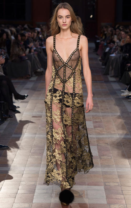 Thiết kế hở ngực tràn ngập sàn diễn Thu đông